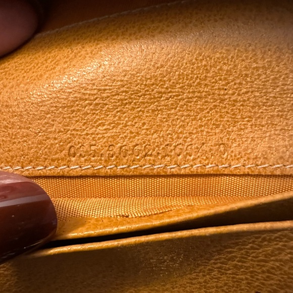 Vintage Gucci Gold Textured Leather Wallet with Metal Clasp - Picture 13 of 16